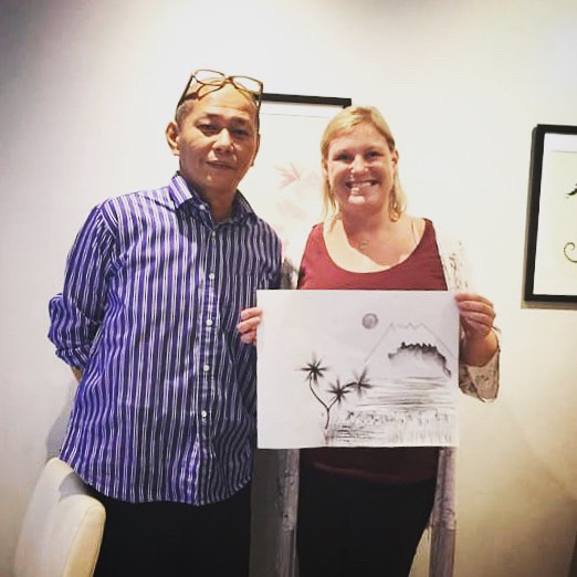 墨絵の体験をしているツーリストの女性