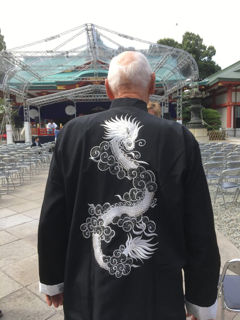 カンフー着をきた白人男性